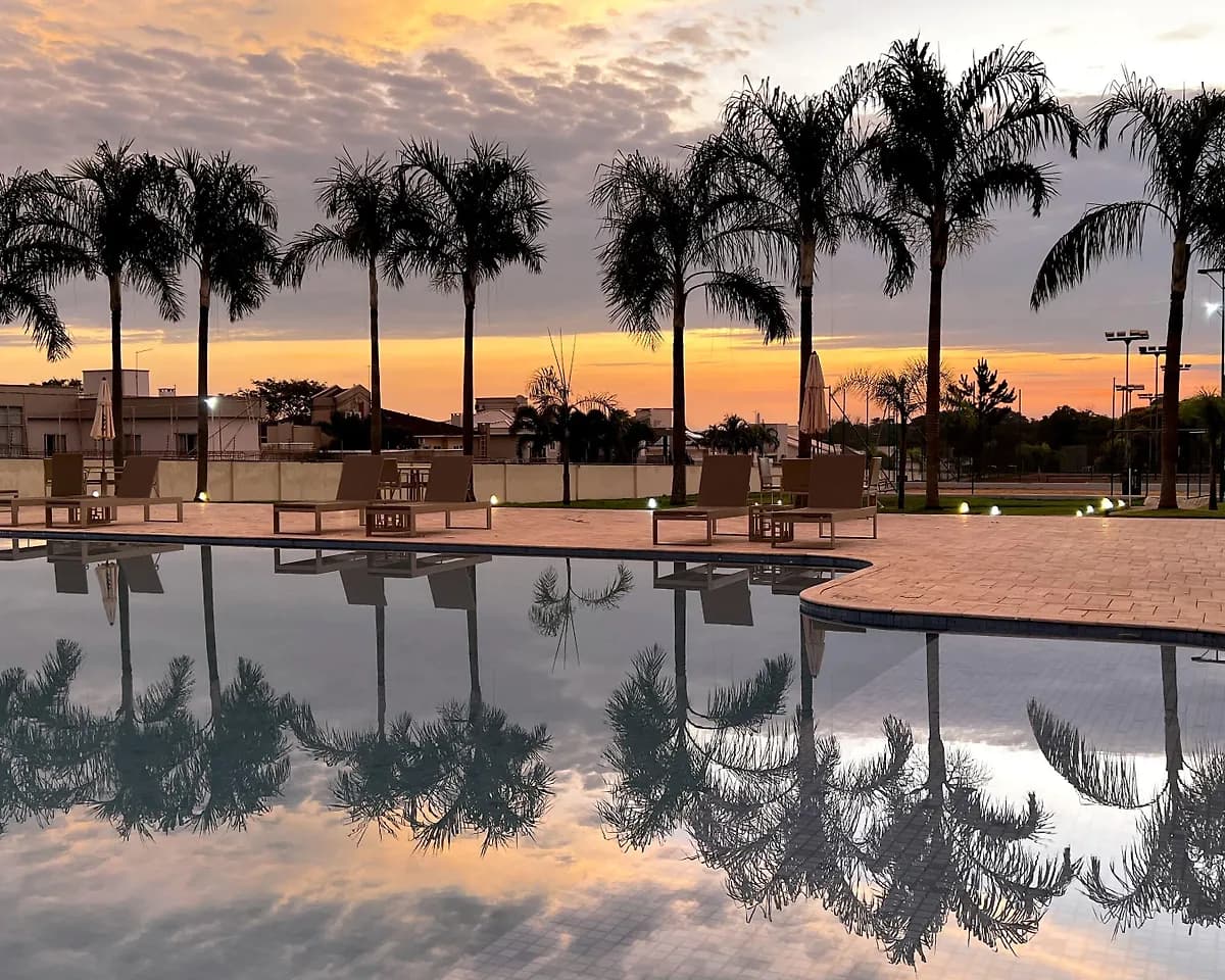 Piscina do hotel ao pôr do sol