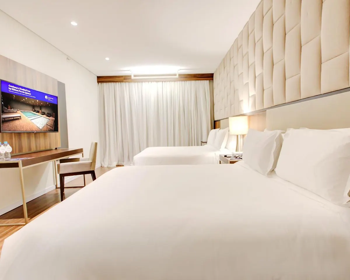 Quarto elegante do DoubleTree em Foz do Iguaçu